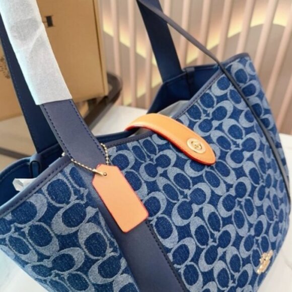 Elegant Coach Blue Jacquard Convertible Bag - Picture 6 of 7